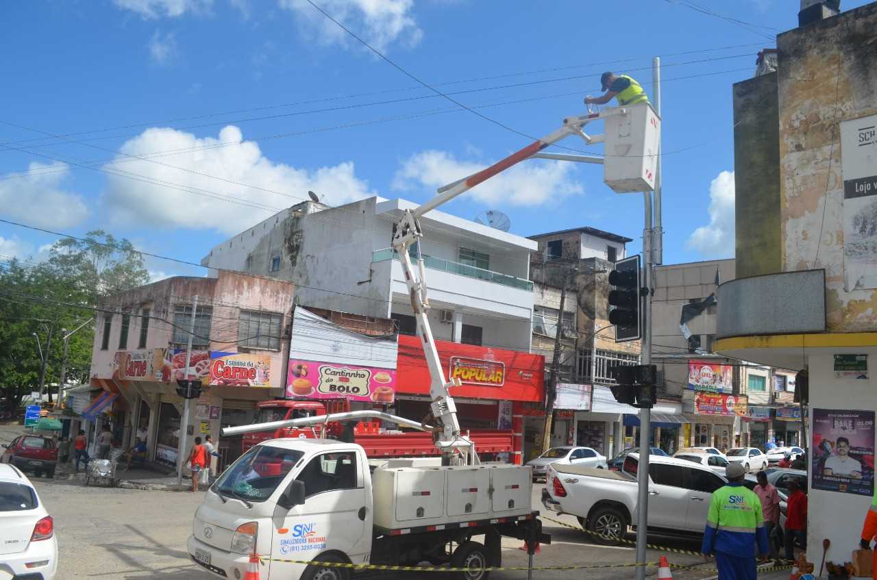 Camacã: Semáforos começaram a ser instalados no centro da cidade